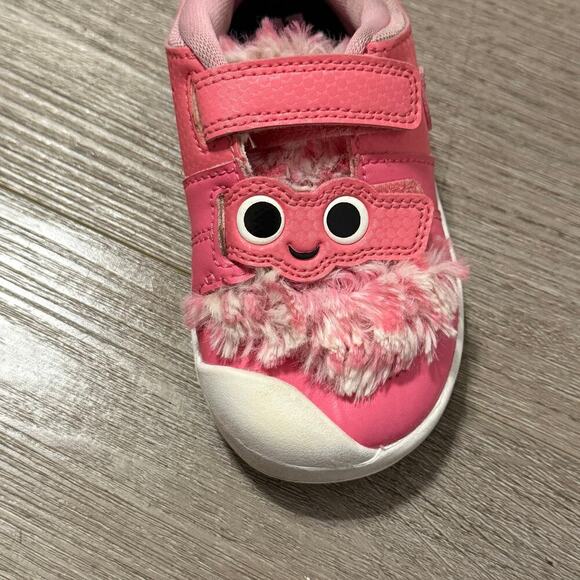 Nike Toddler Pink Furry hook and loop Sneakers Size 7C Made For Play Shoes - Picture 3 of 10